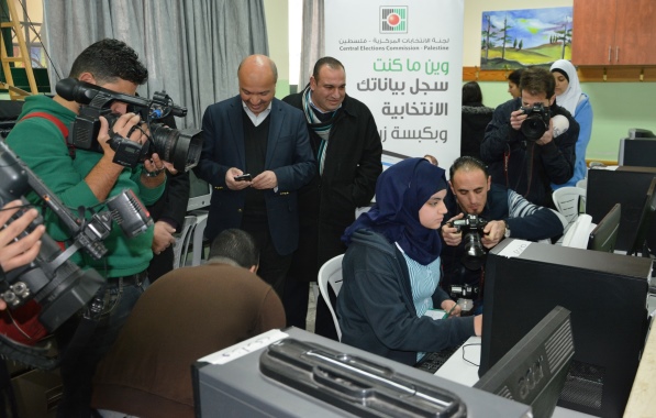صورة لطالبة اثناء التسجيل إلكترونيا