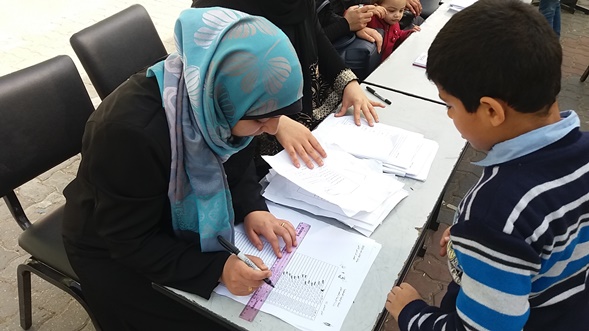 صورة للطلاب اثناء عملية تنفيذ الانتخابات