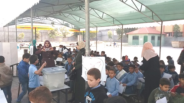 صورة للطلاب اثناء عملية تنفيذ الانتخابات